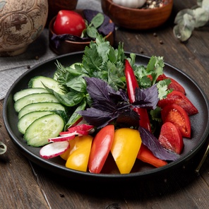 Ассорти из свежих овощей с зеленью