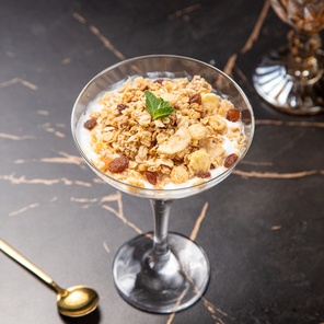 Мацони с медом и грецким орехом