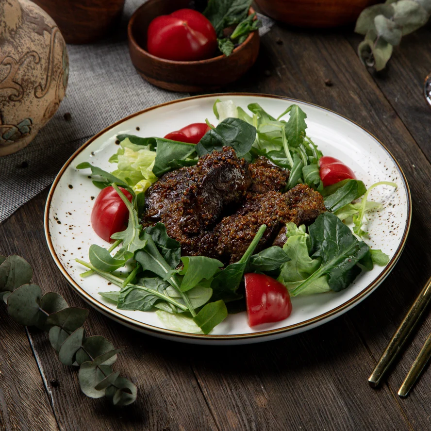 Теплый салат с куриной печенью
