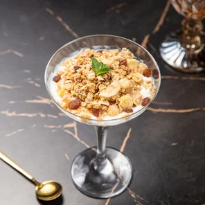 Мацони с медом и грецким орехом