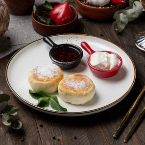 Сырники со сметаной и малиновым вареньем