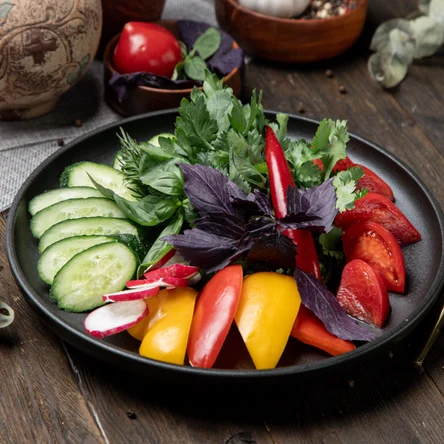 Ассорти из свежих овощей с зеленью