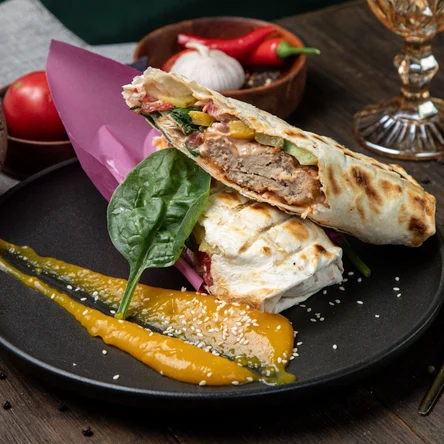 Люля из курицы в лаваше с овощами