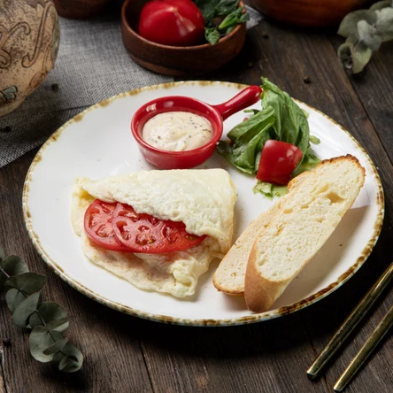 Омлет с сыром и помидорами