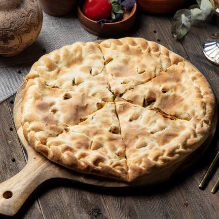 Традиционный грузинский пирог Кубдари со свининой