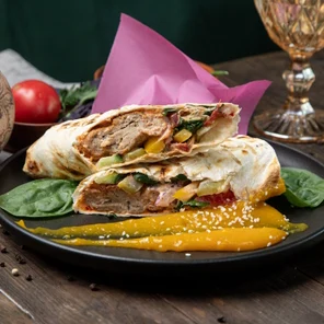 Люля из телятины в лаваше с овощами